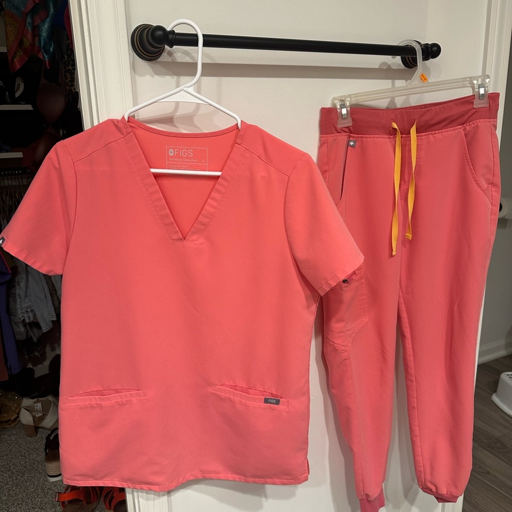 Like new figs scrub set. Coral color with gold string. Small top, xs joggers